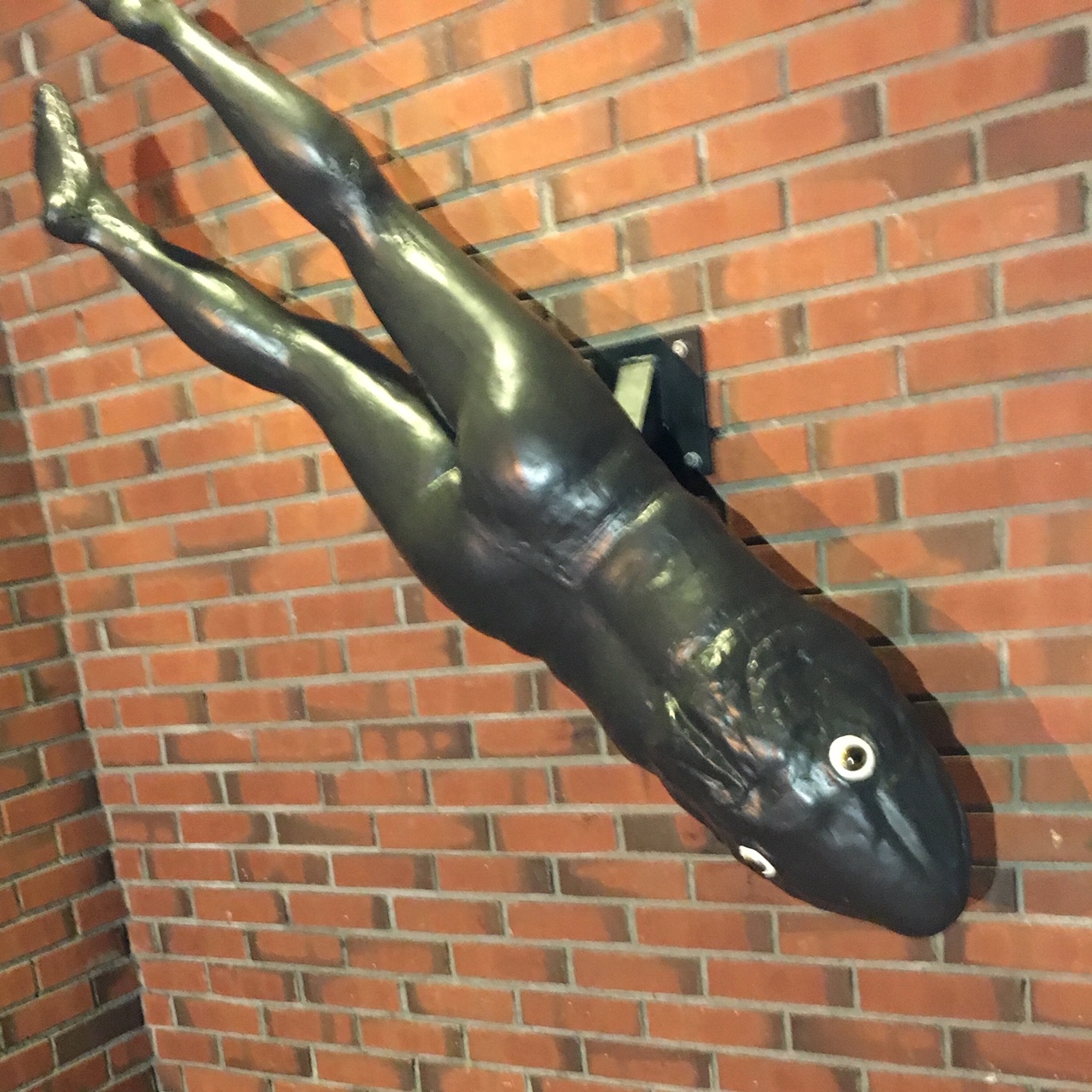 Bilete av skulpturen Fish Woman,  laga av Inga Søreide 